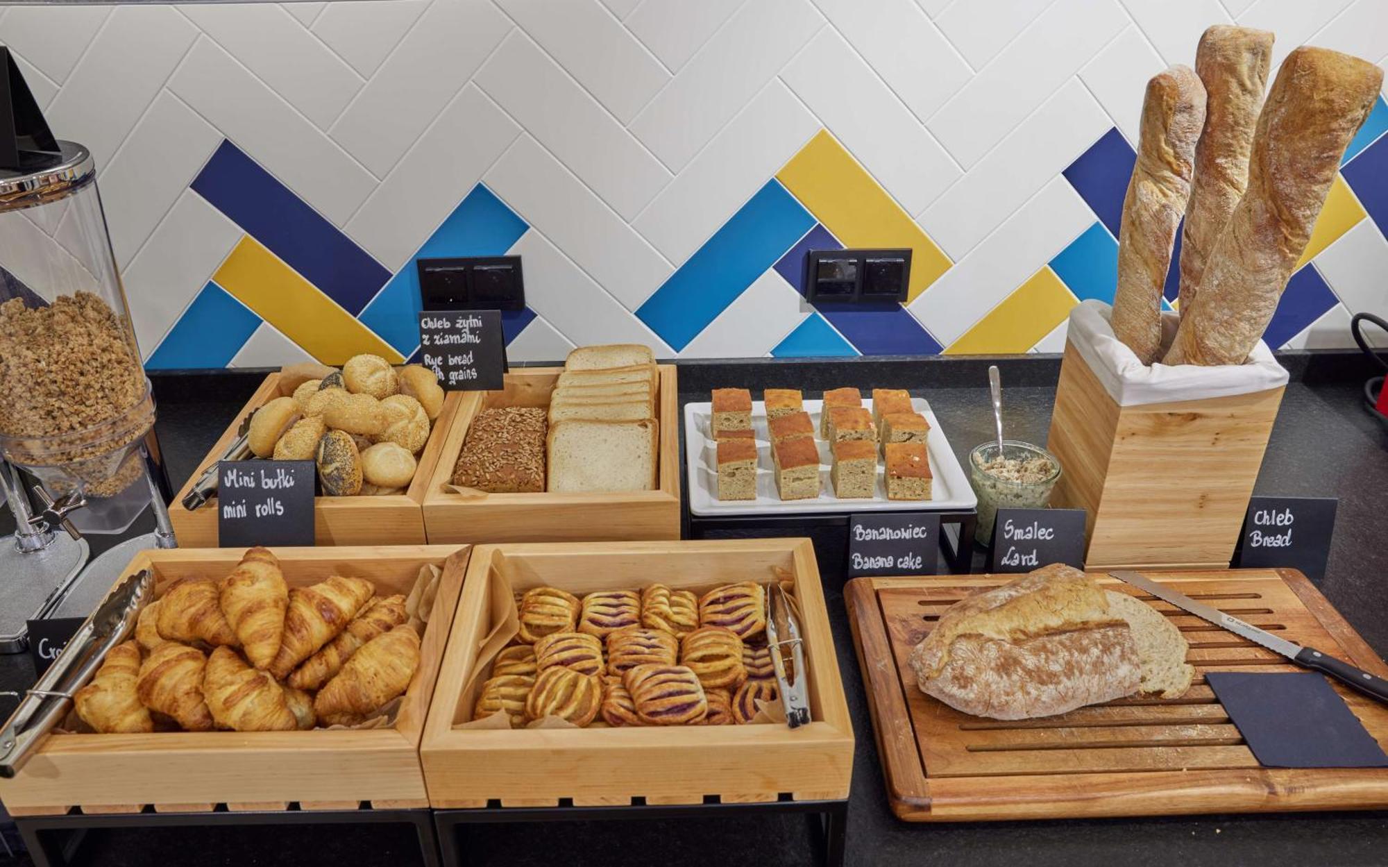 Hampton By Hilton Poznan Swarzedz Hotel Ngoại thất bức ảnh