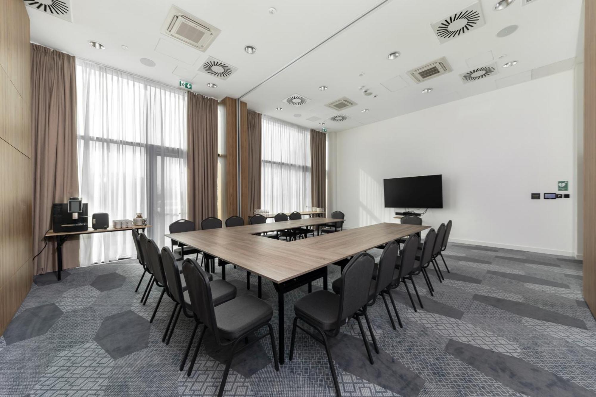 Hampton By Hilton Poznan Swarzedz Hotel Ngoại thất bức ảnh